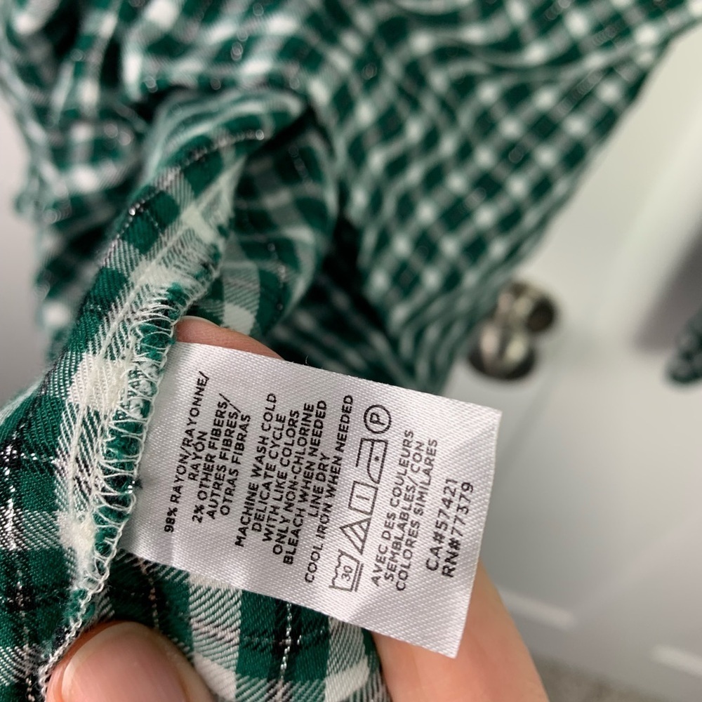 Ann Taylor LARGE v Neck Ruffle Blouse Holiday Green Silver Plaid Romantic Preppy - Picture 5 of 8